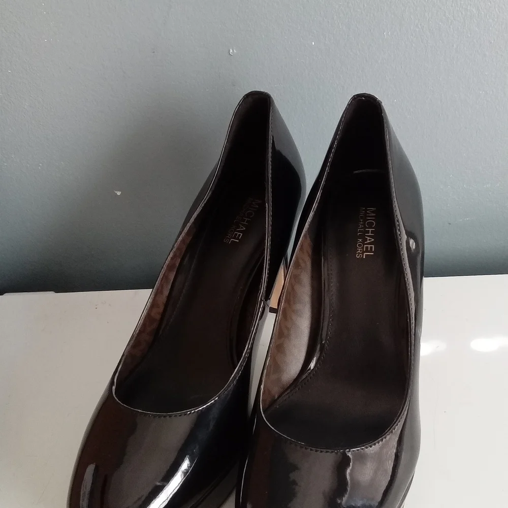 Michael Kors Black Patent Leather Platform Pump Round Toe Gold MK Logo Heel 8.5M